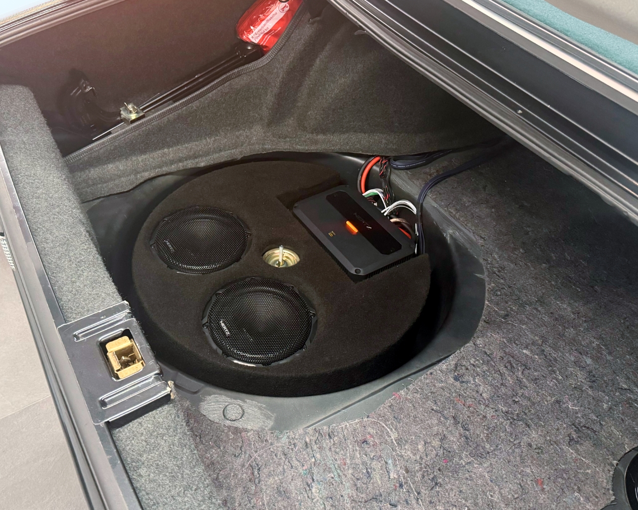 Car Specials 2x 8" Subwoofergehäuse f. Hertz CS200 + Ausschnitt für Endstufe für Reserveradmulde