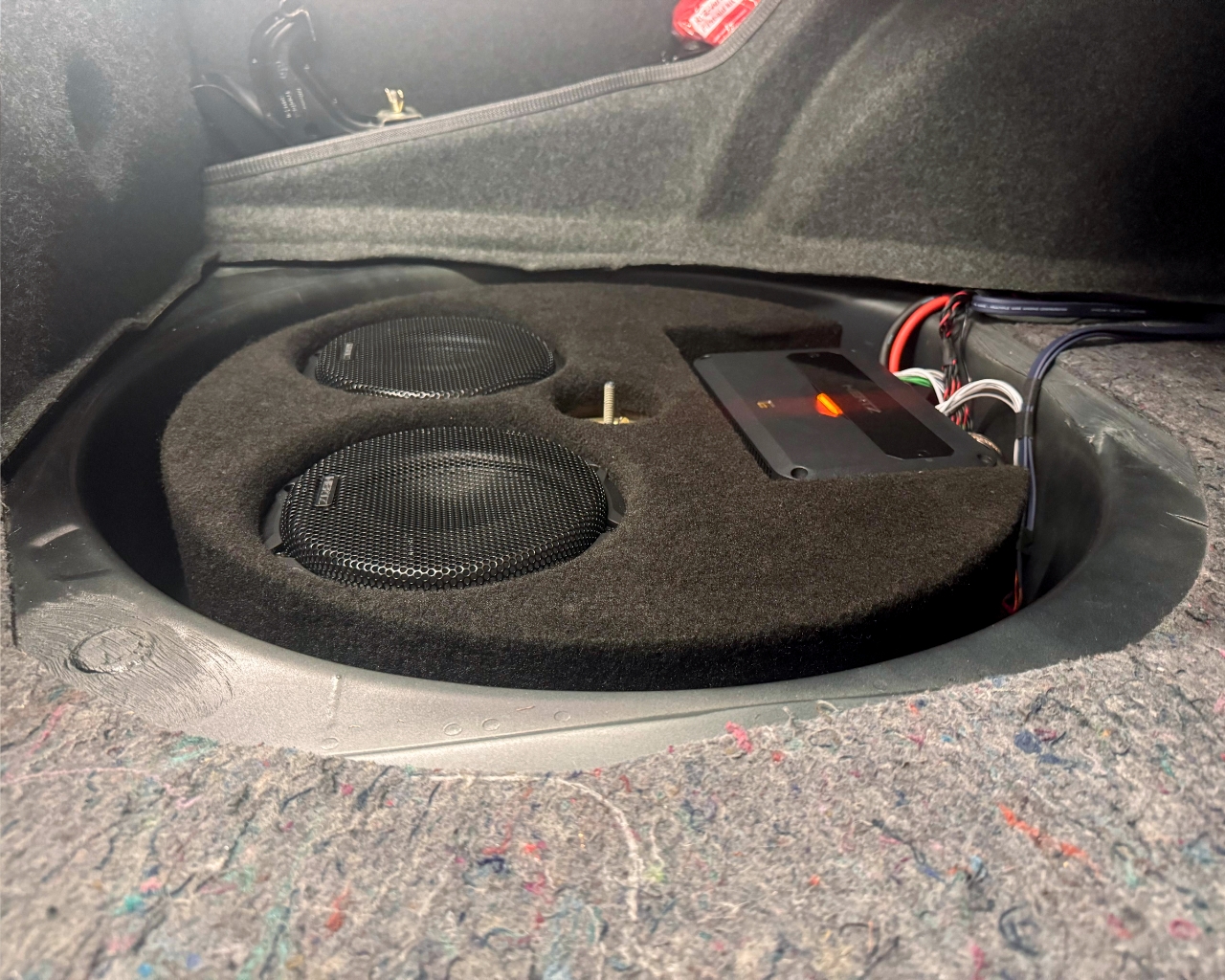 Car Specials 2x 8" Subwoofergehäuse f. Hertz CS200 + Ausschnitt für Endstufe für Reserveradmulde